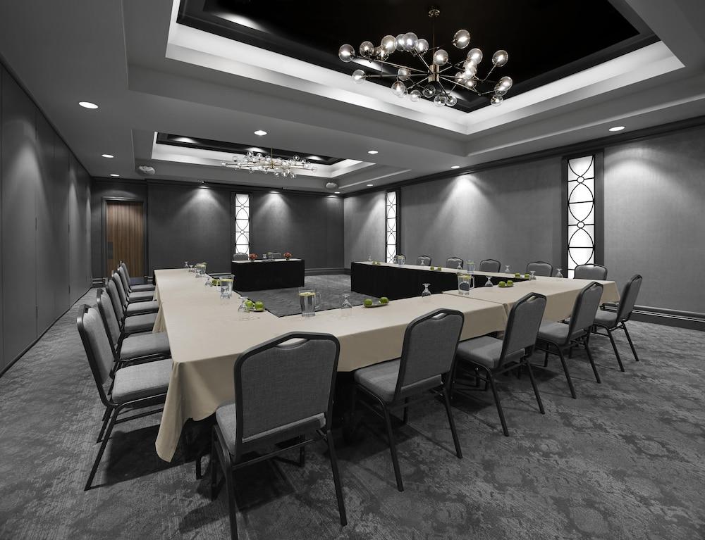 Hilton Garden Inn Toronto Airport Mississauga Exterior photo