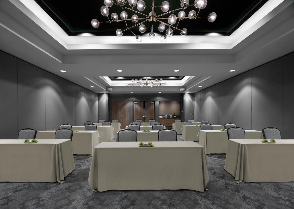Hilton Garden Inn Toronto Airport Mississauga Exterior photo