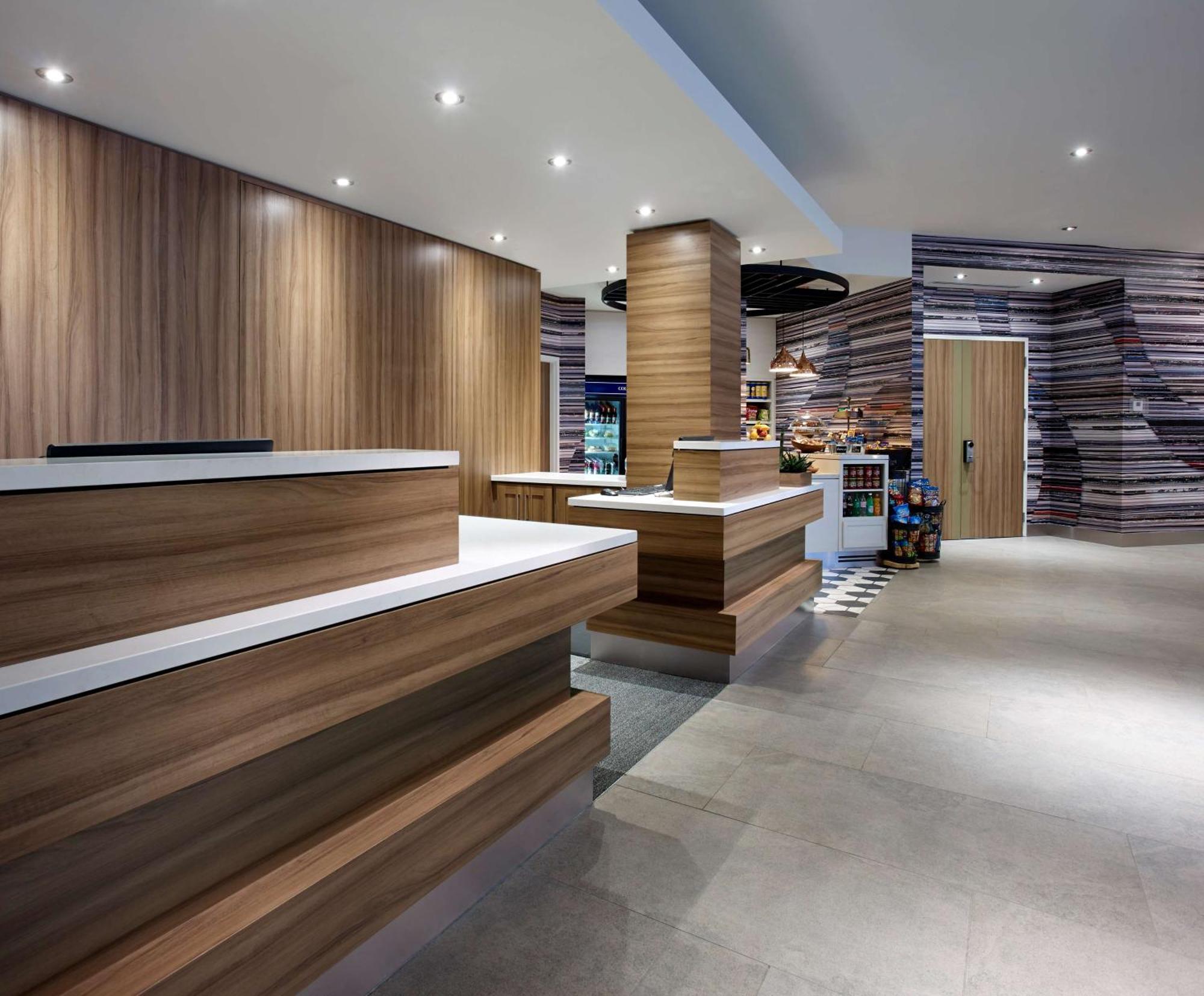 Hilton Garden Inn Toronto Airport Mississauga Exterior photo